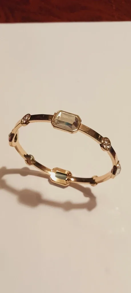 NEW !! Gold Tone Bracelet with Clear Crystals