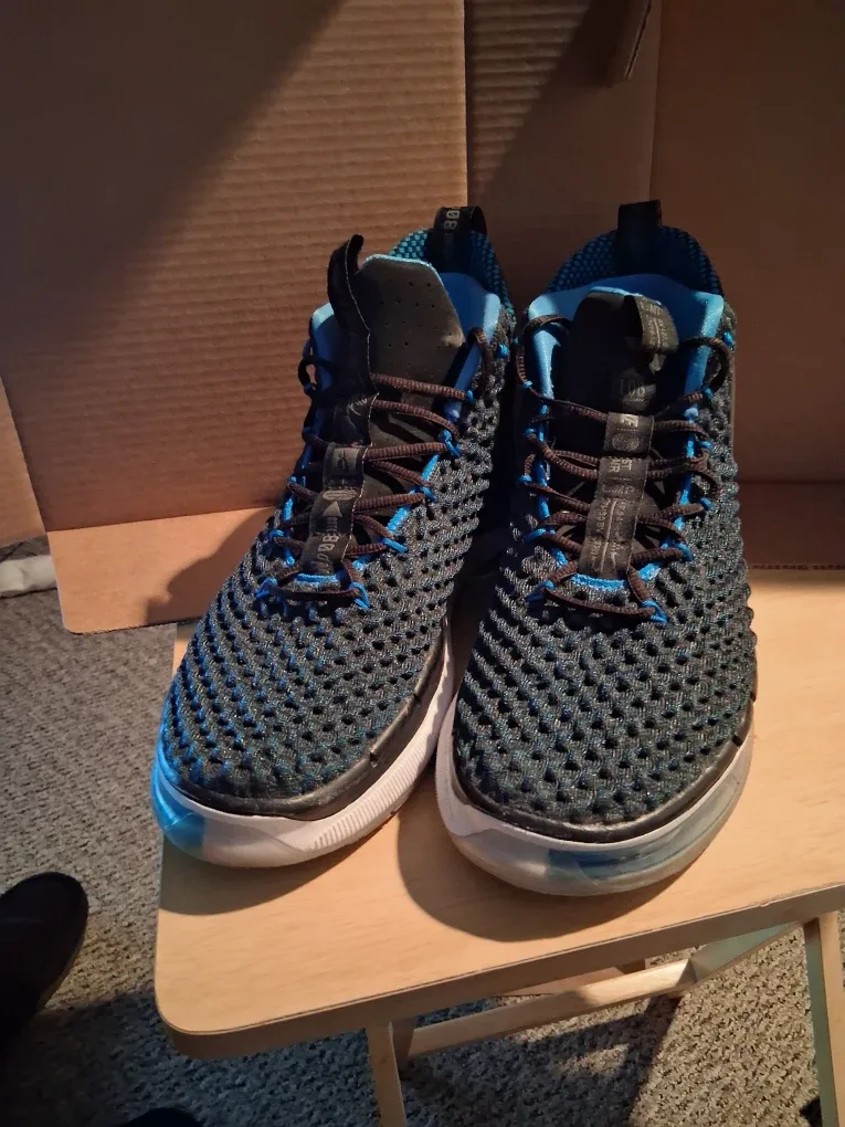 Nike Zoom LeBron III Basketball Shoes image indicator(2)