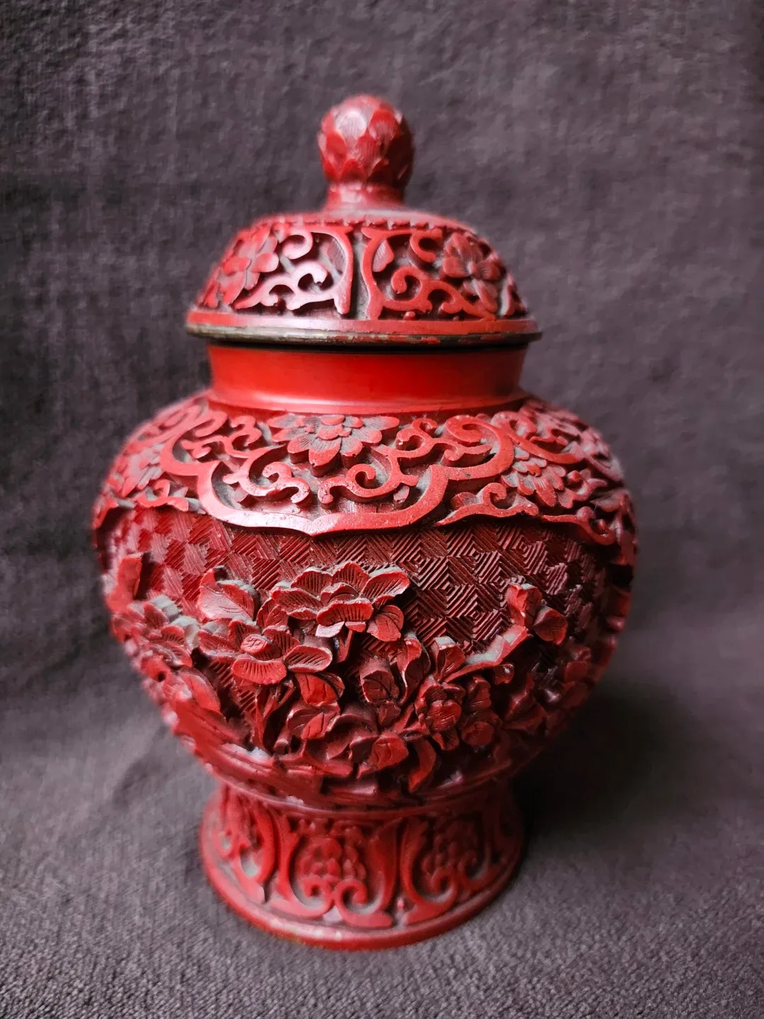 Red Carved Cinnabar Lacquer Vase with Lid image indicator(2)