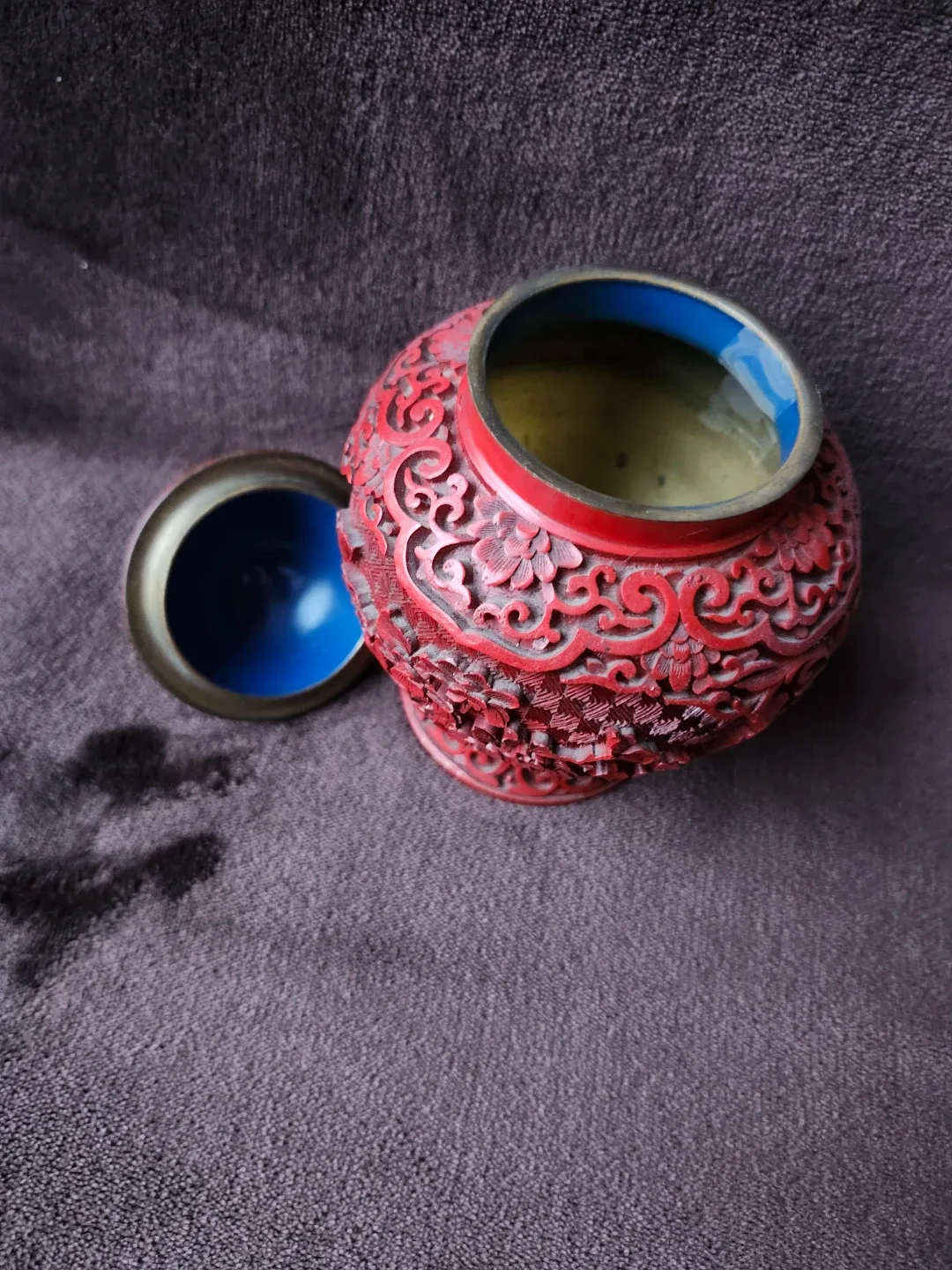 Red Carved Cinnabar Lacquer Vase with Lid image indicator(4)