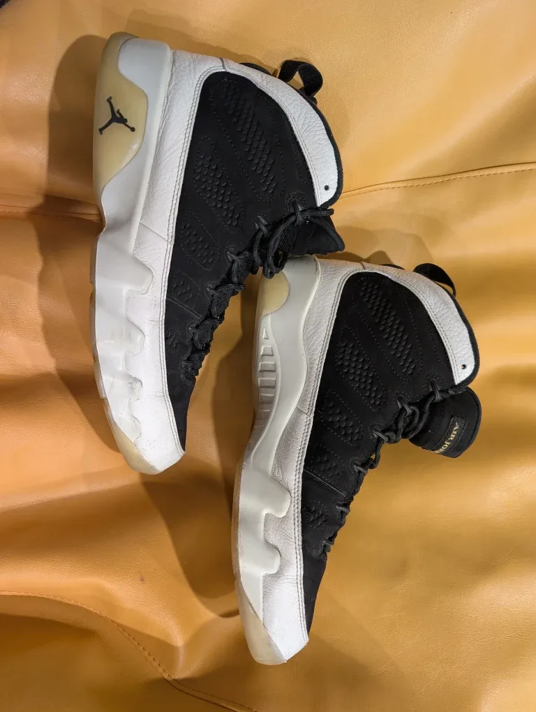 Air Jordan 9 Retro Black/White size 10 image indicator(2)
