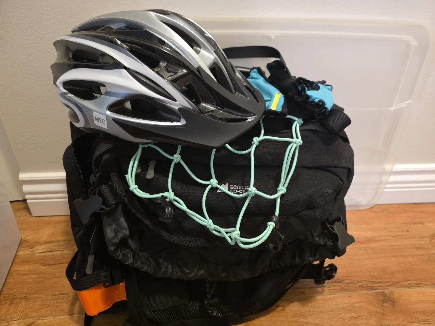 Women's Bike Commuting Set (Panniers, Gloves and Helmet)