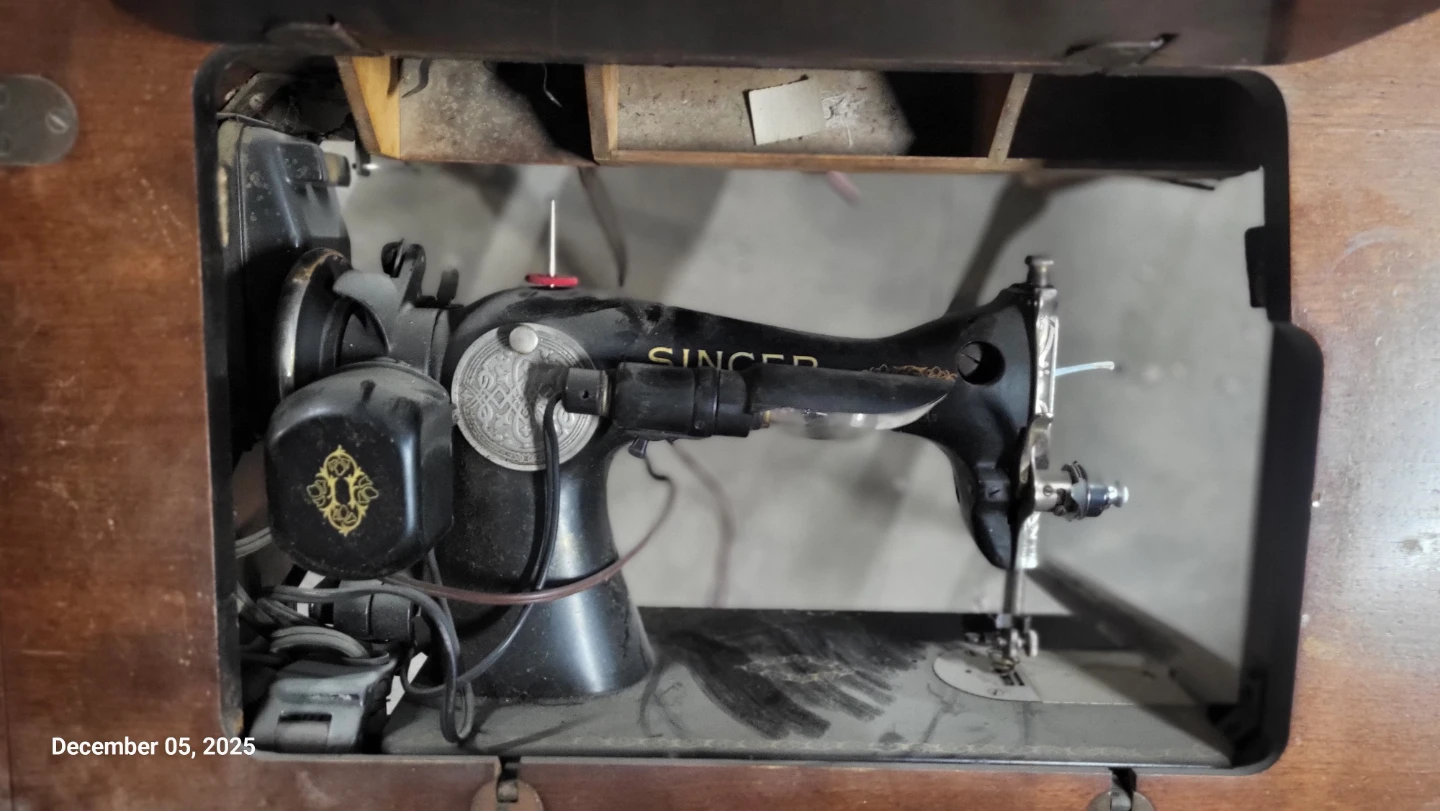Singer Sewing Machine with Table - photo 5