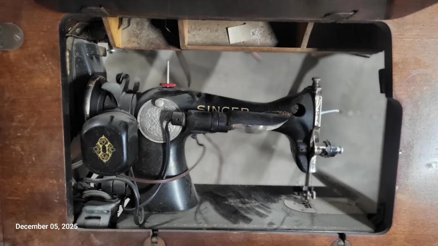 Singer Sewing Machine with Table image indicator(5)