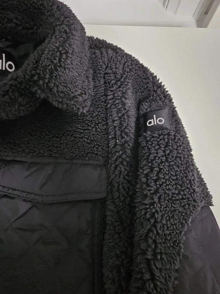 Alo Yoga Sherpa Edge Shacket - Black, Size XS image indicator(2)