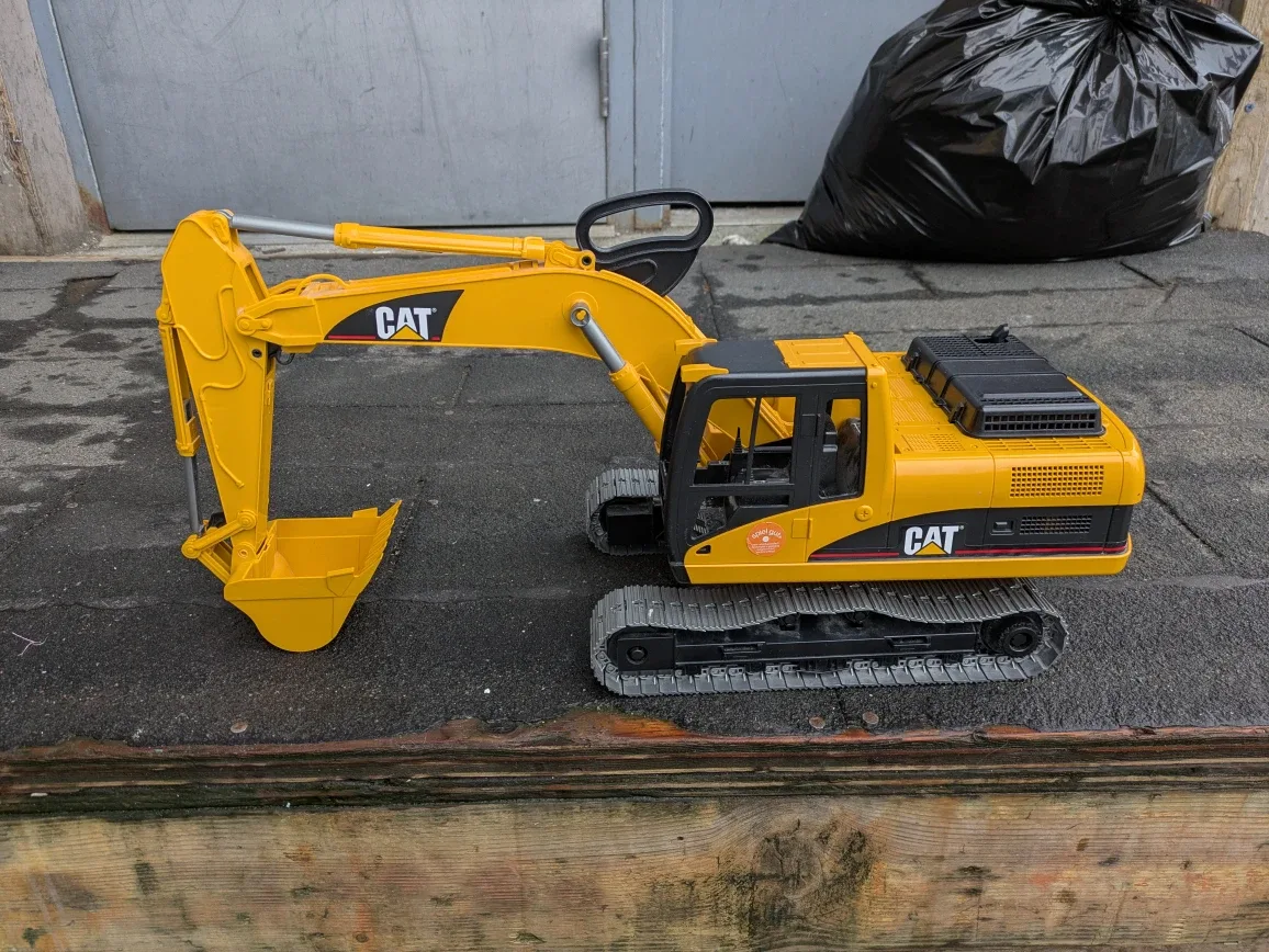 Excavator Toy Cat  , Bruder (plastic )  2001 image indicator(3)