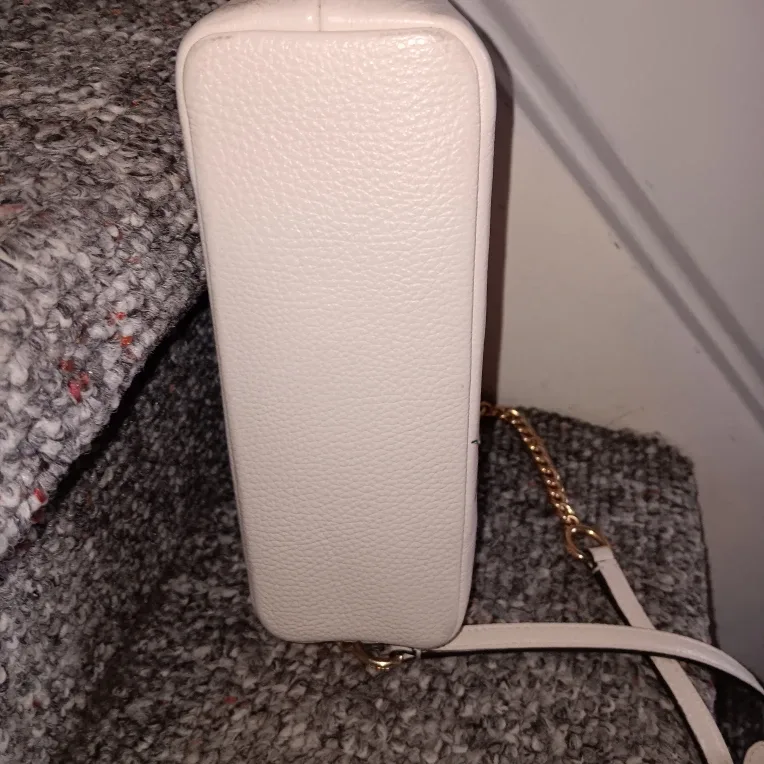 Coach White Leather Kisslock Handbag image indicator(6)