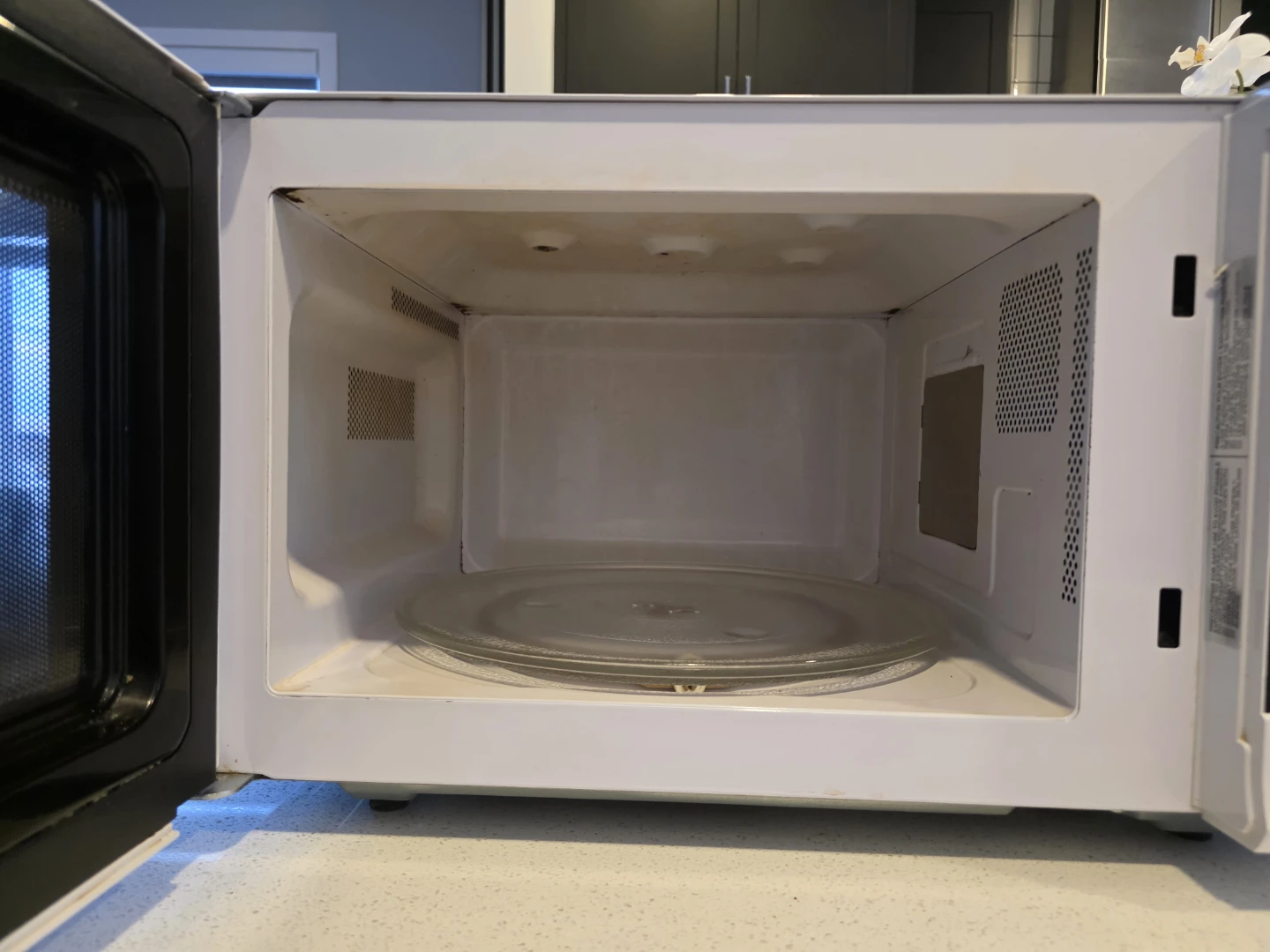Hamilton Beach Microwave Oven - photo 2