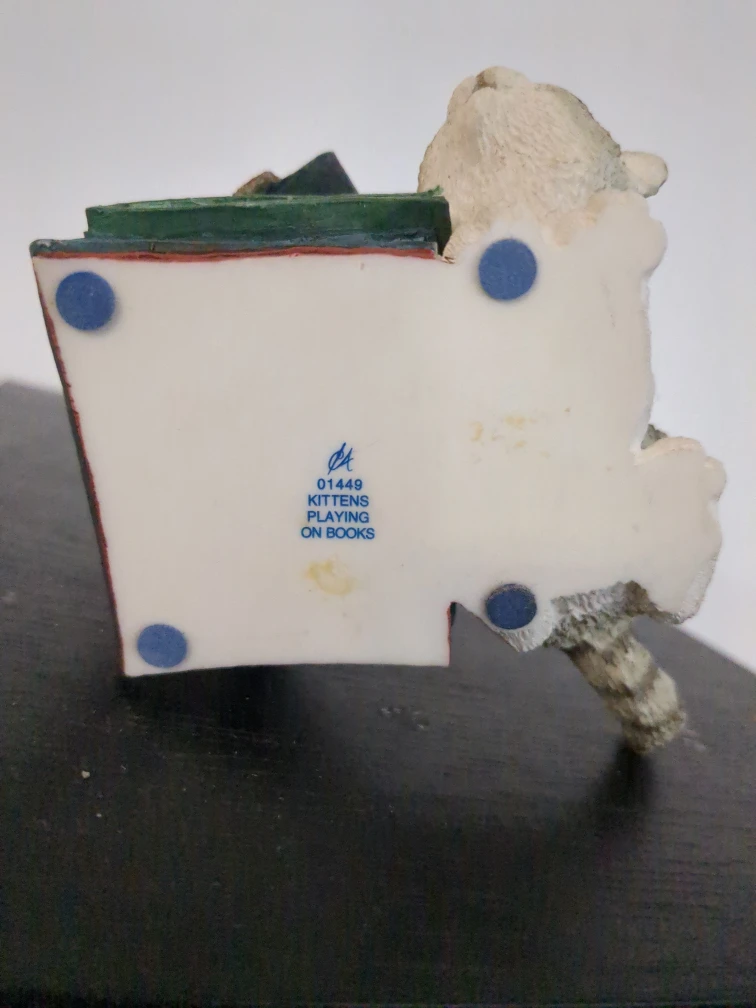 Kittens Playing on Books Figurine - photo 2