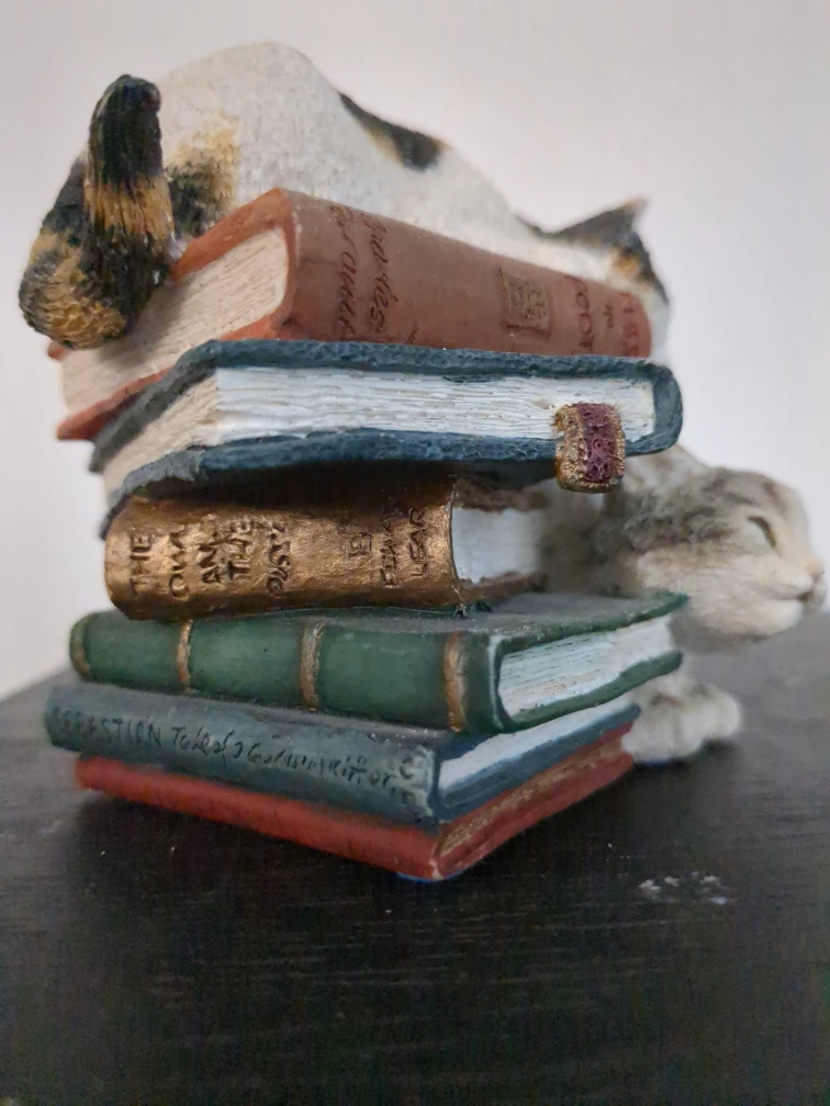 Kittens Playing on Books Figurine - photo 3