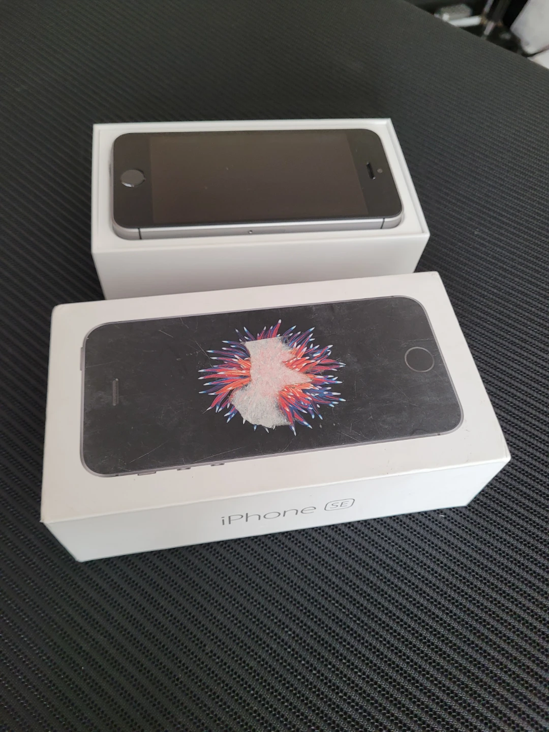 iPhone SE (1st Gen) - Like New! - photo 2