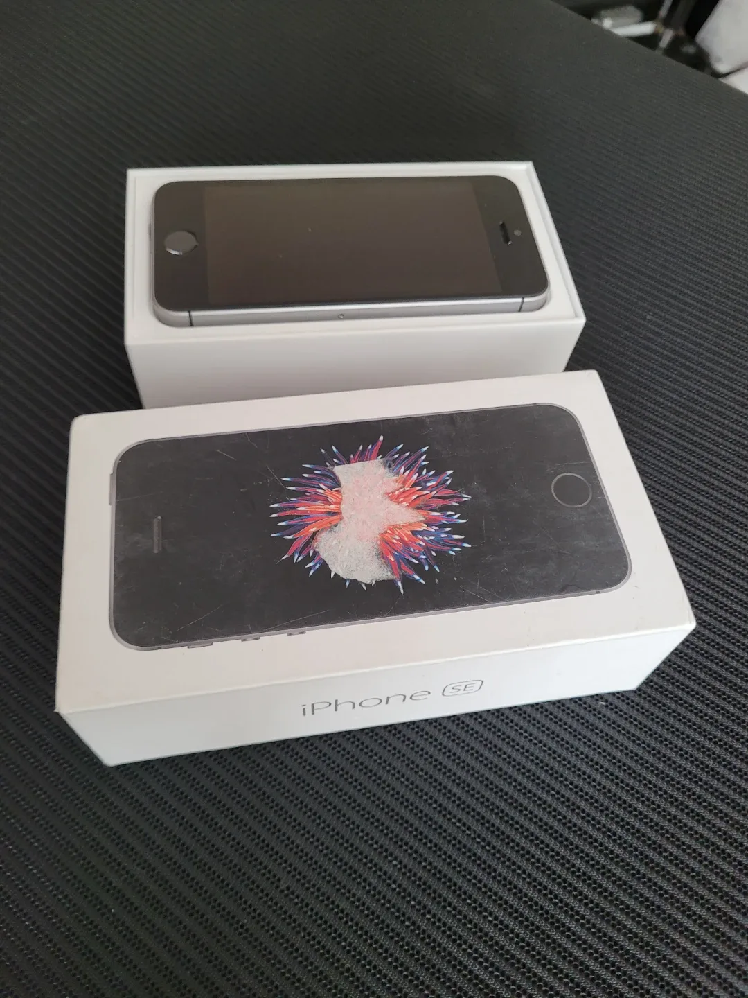 iPhone SE (1st Gen) - Like New! image indicator(2)