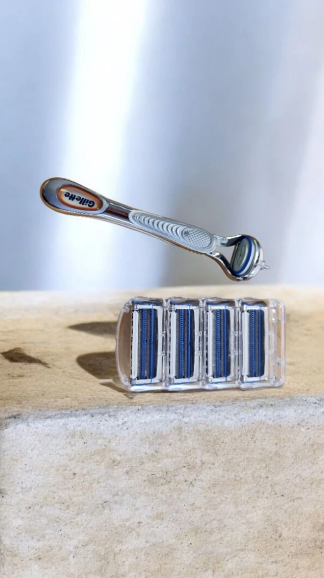 Gillette Fusion5 Razor + 4 Refills - photo 2