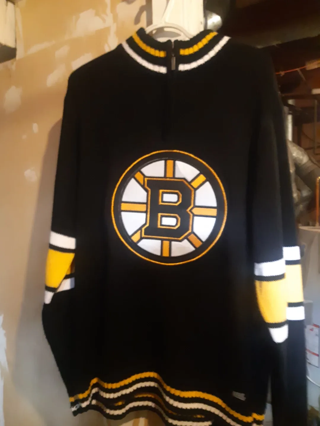 Boston Bruins NHL Sweater & Caps