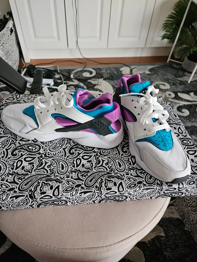 Nike Huarache White/Teal/Purple Sneakers image indicator(2)