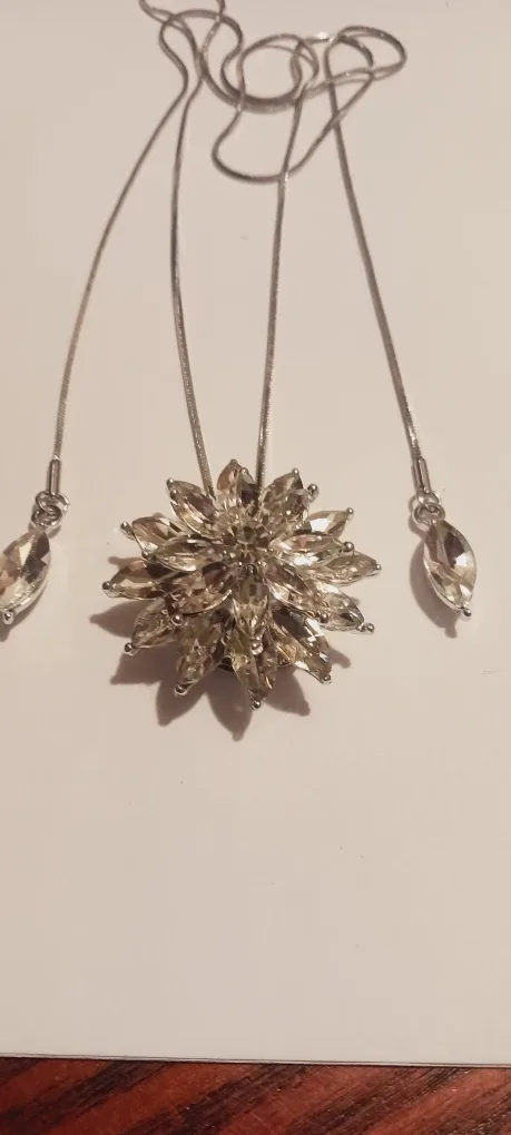 Beautiful  🎄  Holiday Sparkling Snowflake Lariat Necklace