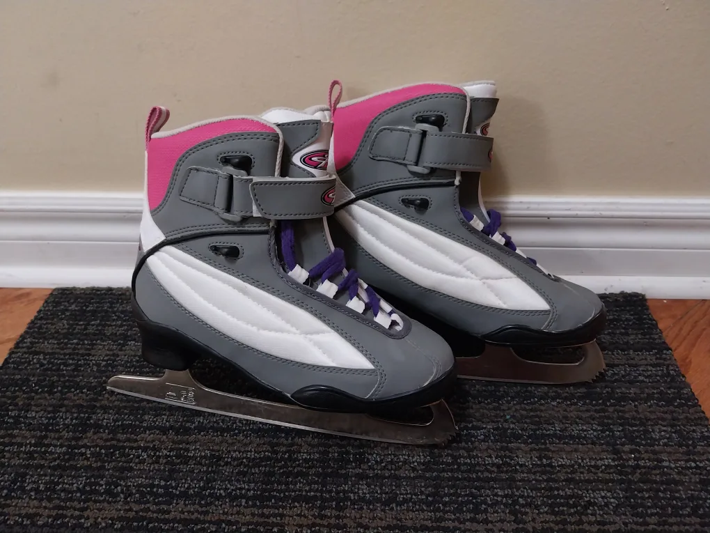 Women's/ Girls's Hespeler Figure Skates  - Size 5 (Fits 5-6) image indicator(3)