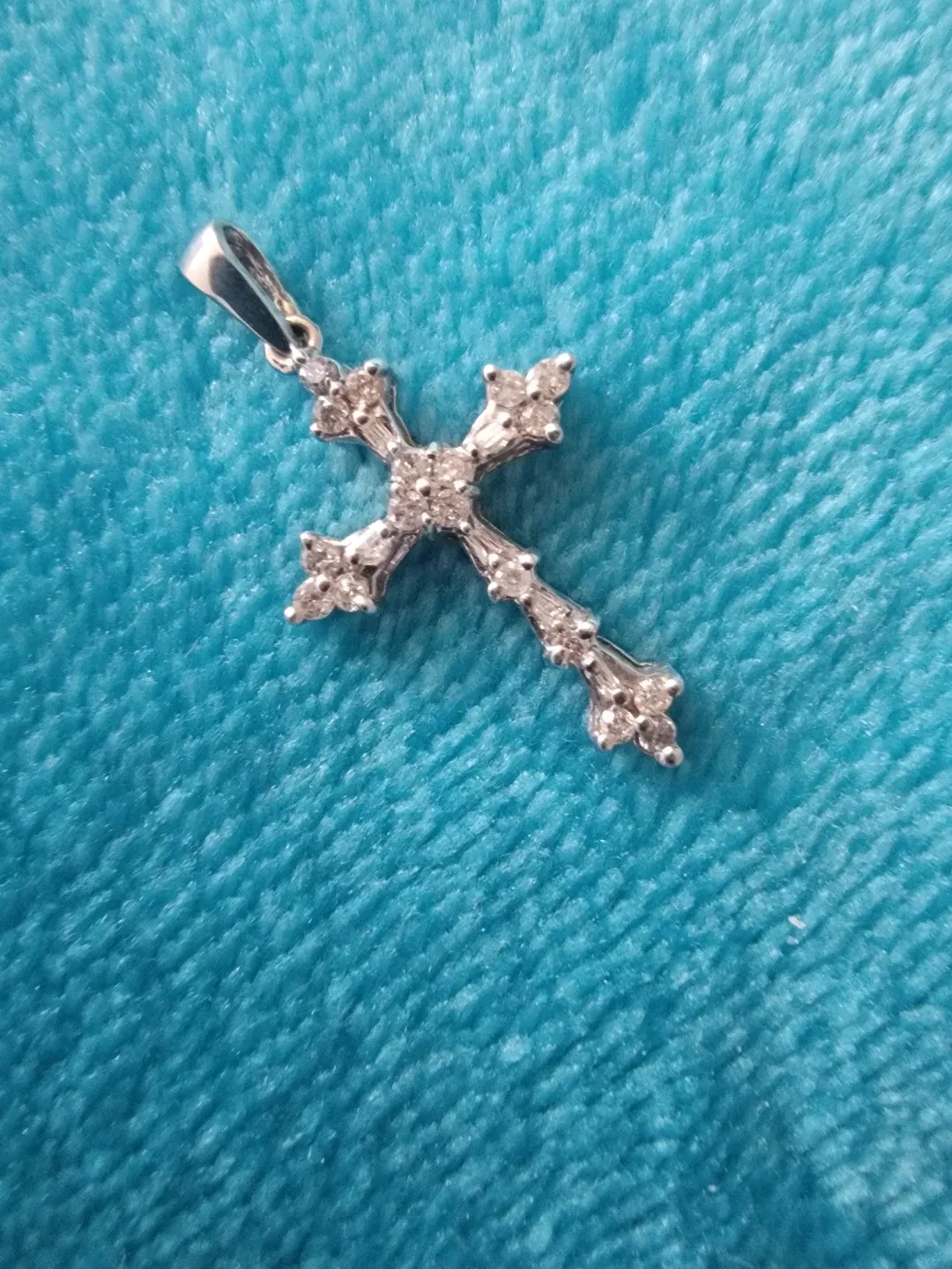 Diamond Cross Pendant image indicator(2)