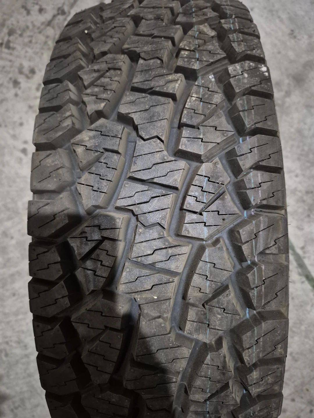 New 1 Hankook Winter Tire Size LT 265 70 R16 M+S *DEAL*