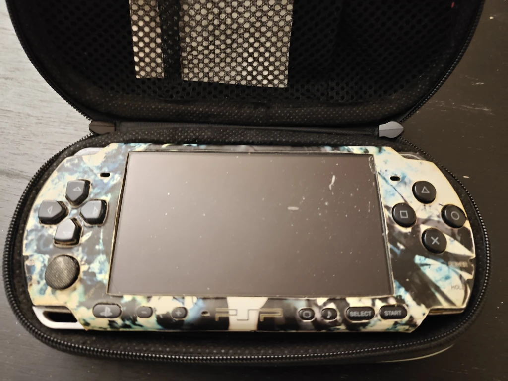#Cleanout - PSP 3000 with Case - currently non functional - photo 2