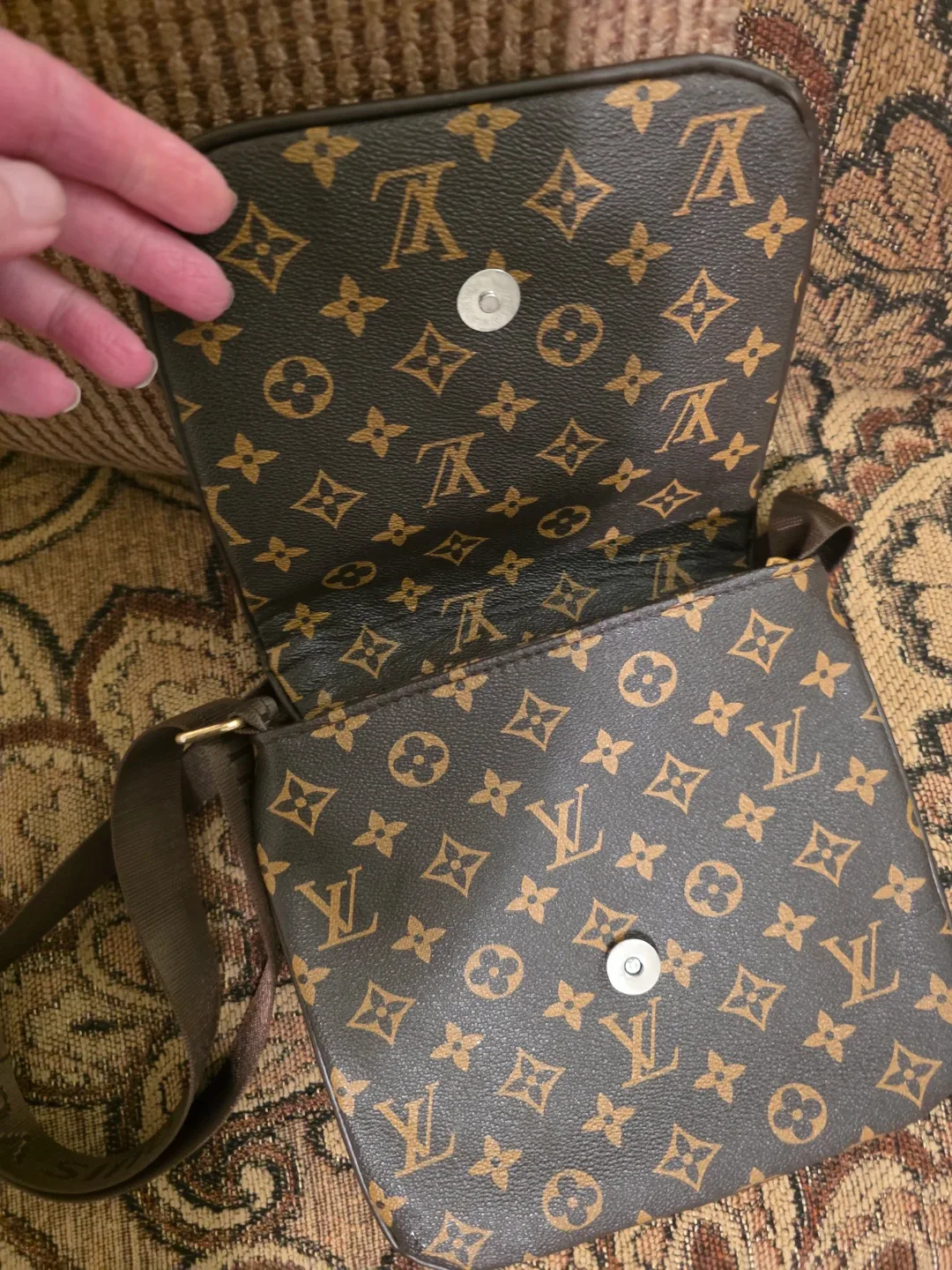 Louis Vuitton Avenue Sling Bag image indicator(2)