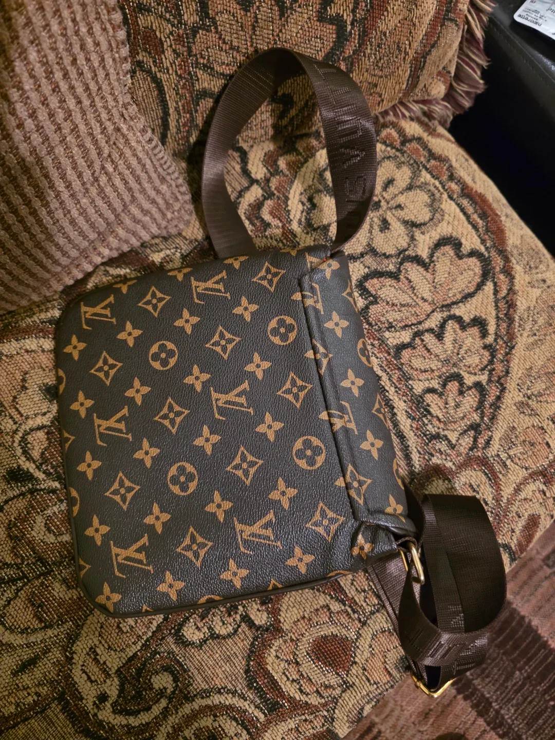 Louis Vuitton Avenue Sling Bag image indicator(3)