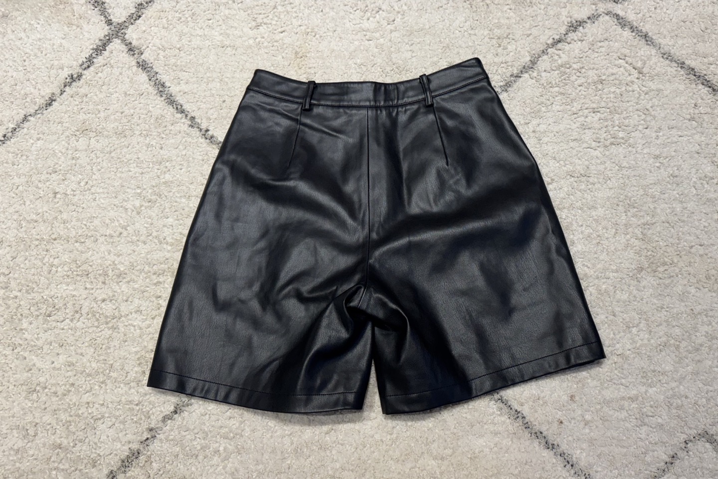 Winter shorts-Women leather black shorts - photo 2