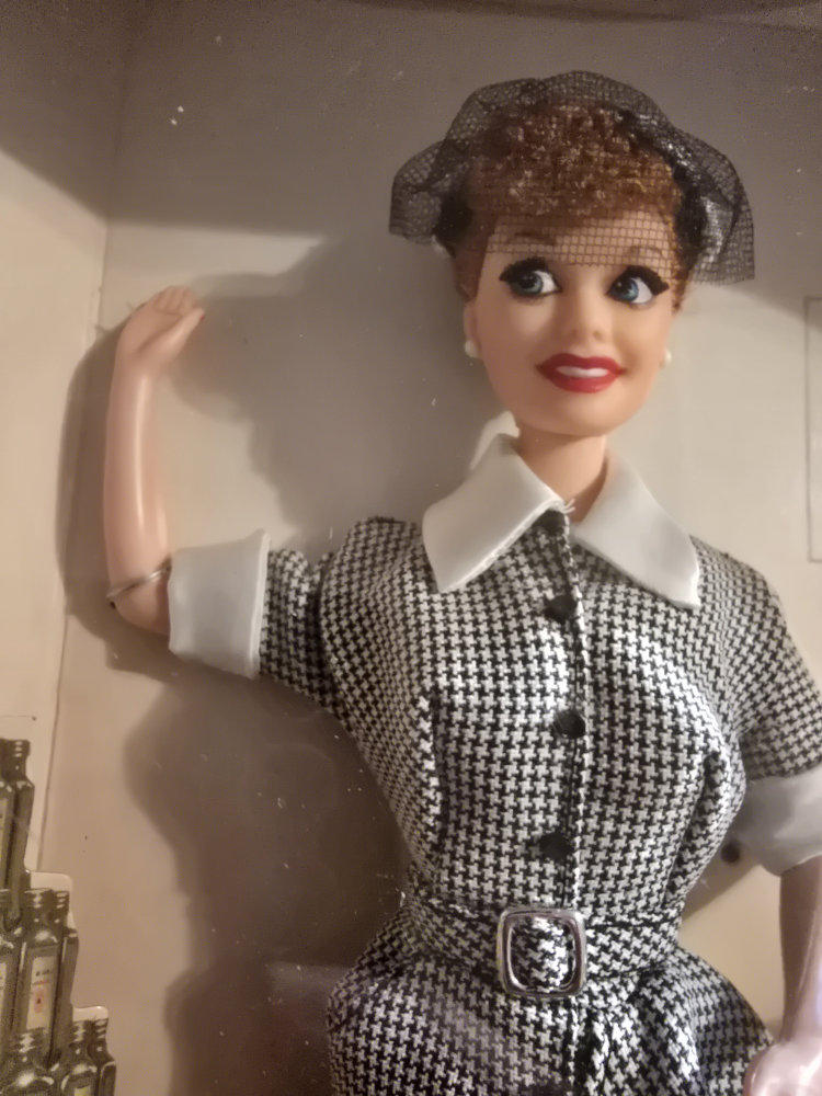 Mattel I Love Lucy Doll - Lucy Does a TV Commercial - photo 3