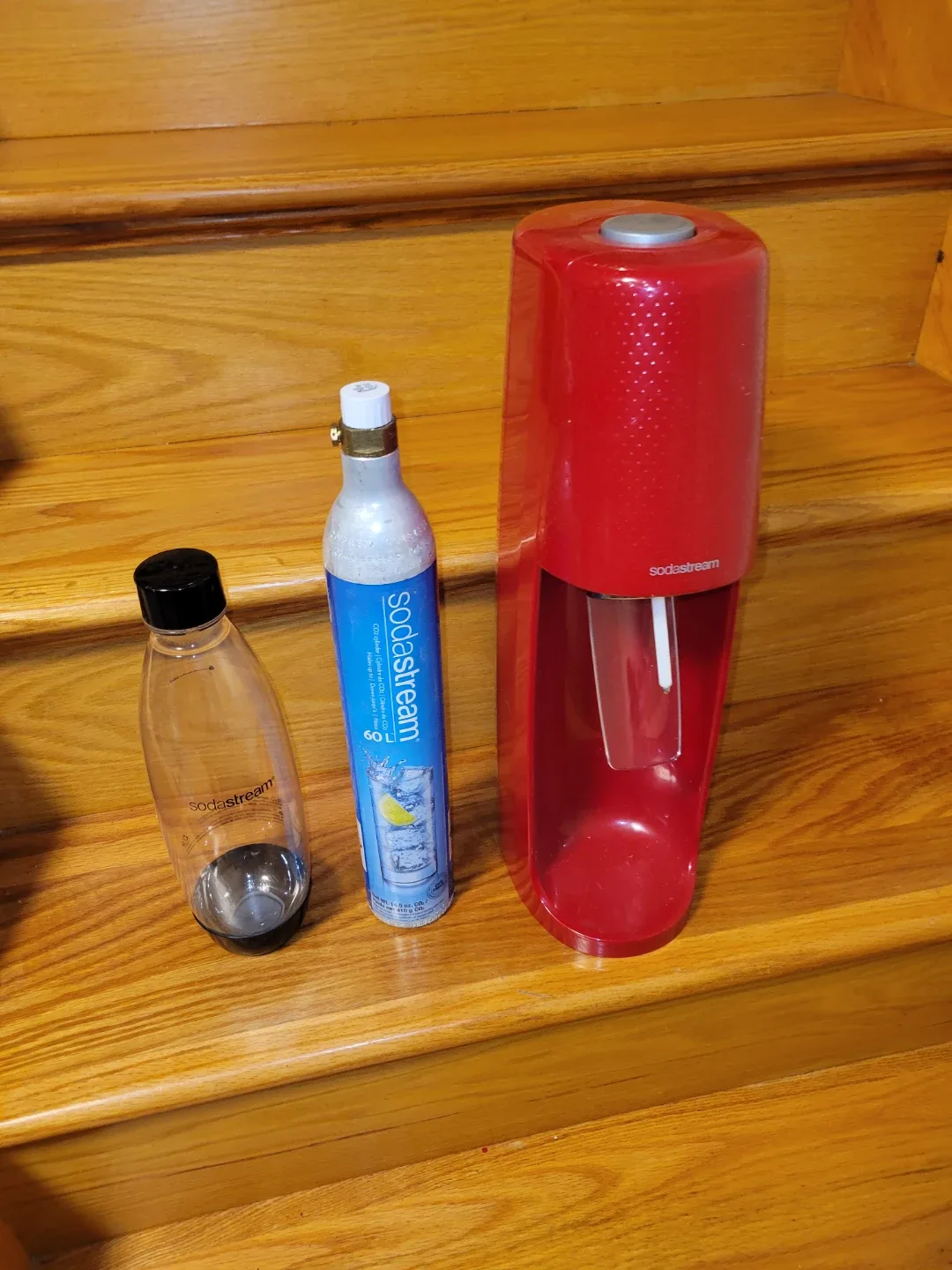 SODASTREAM machine, CO2 cylinder & bottle