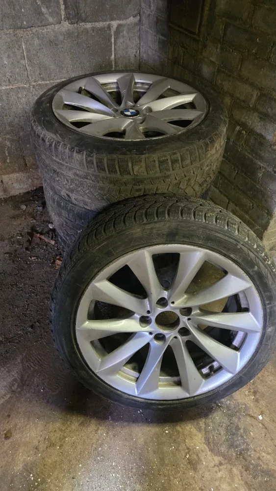 BMW Alloy Wheels & Winter Tires - 225/45R18 image indicator(2)