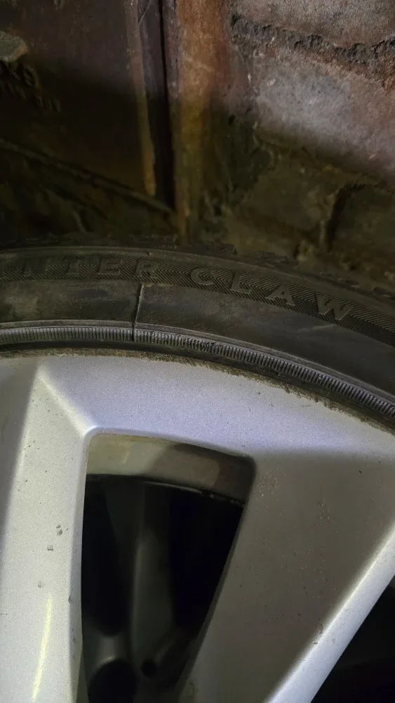 BMW Alloy Wheels & Winter Tires - 225/45R18 image indicator(4)