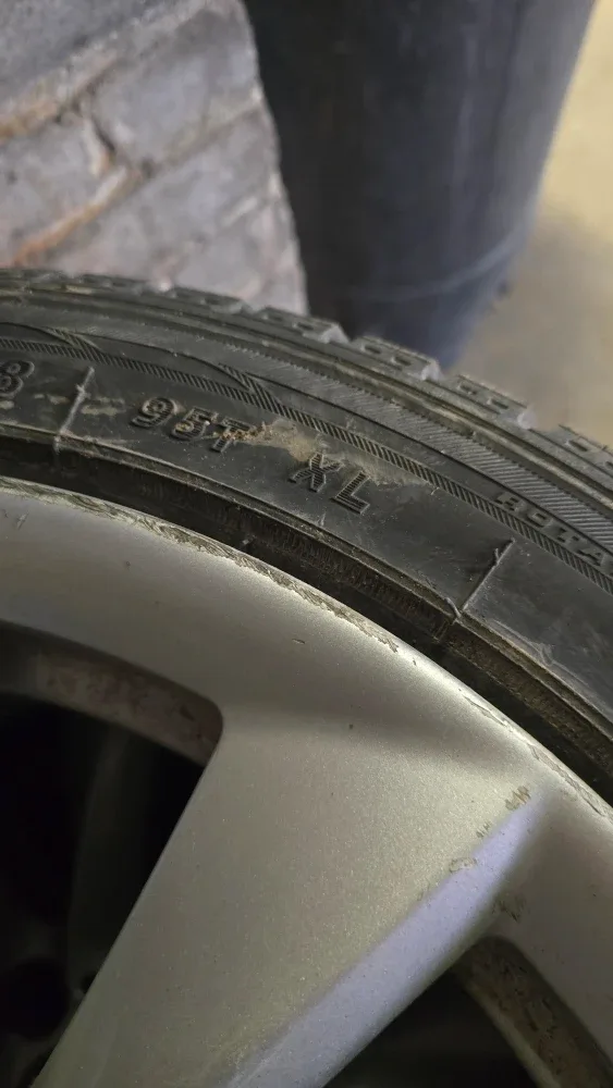 BMW Alloy Wheels & Winter Tires - 225/45R18 image indicator(5)