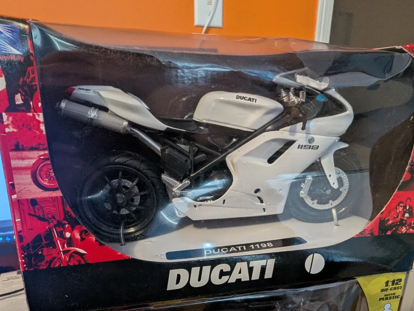 Ducati 1198 Die-Cast Motorcycle Model 1:12 Scale image indicator(2)