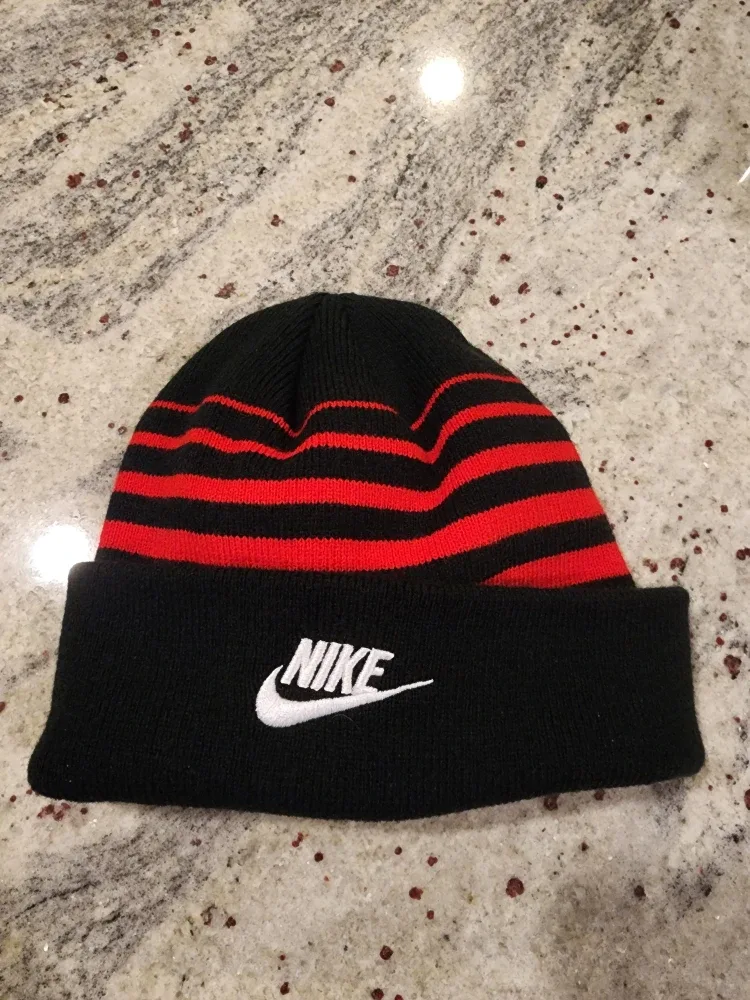 Kids Nike tuque in excellent condition barely worn