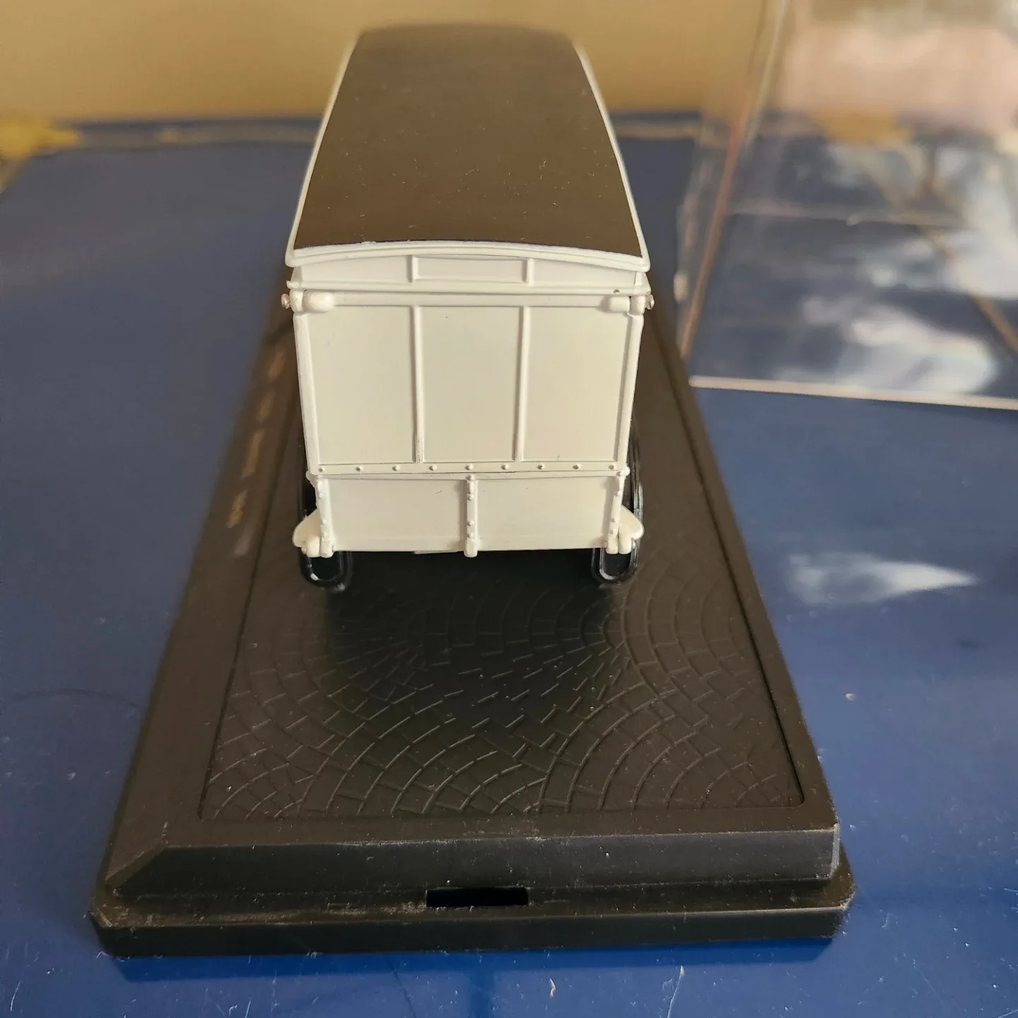 1920 White Van Diecast Model image indicator(3)