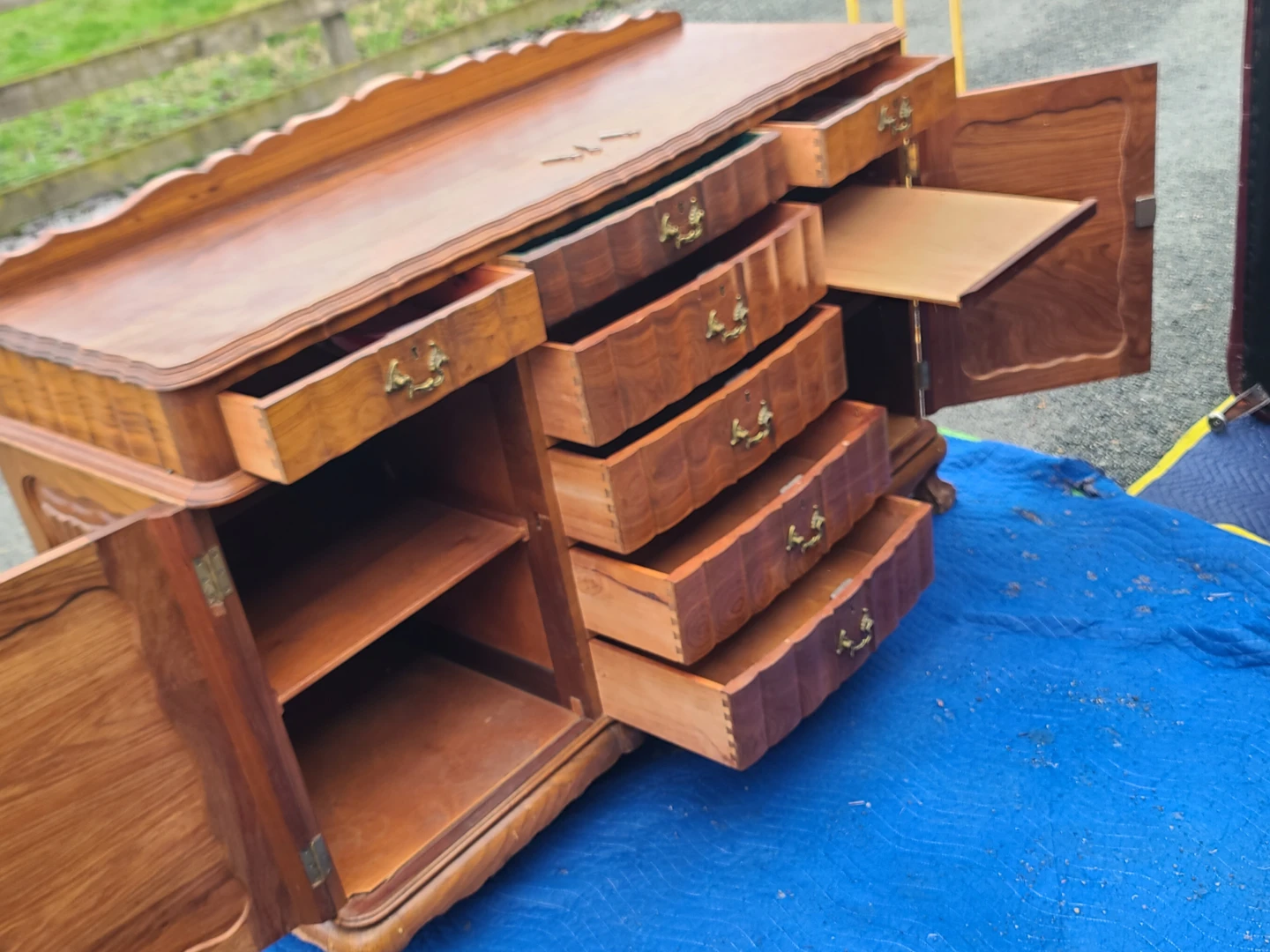 Elegant vintage solid wood sideboard/buffet - photo 2