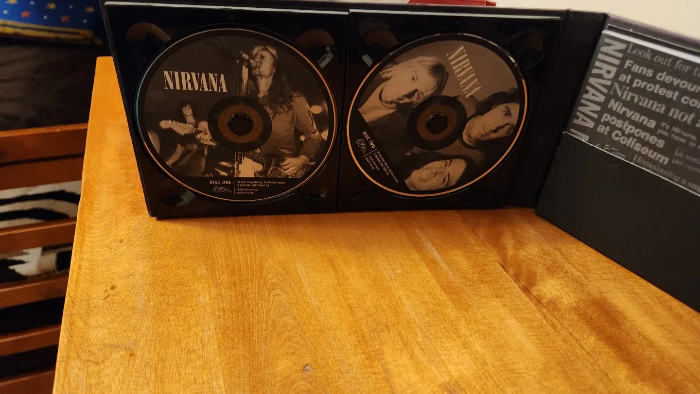 Nirvana - With the Lights Out Collector's CD & DVD Box Set image indicator(4)