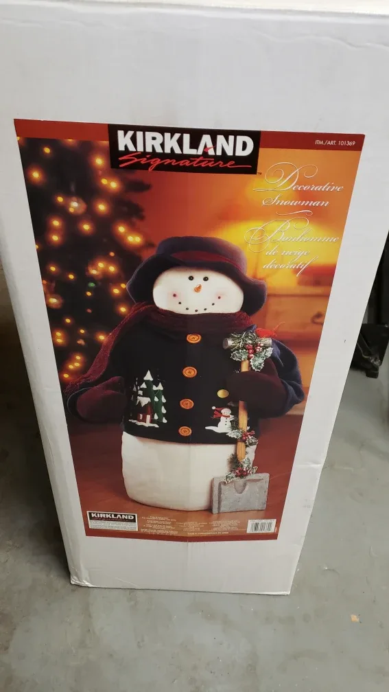 3 ft Snowman.Has some wear on bottom as shown in picture. image indicator(4)