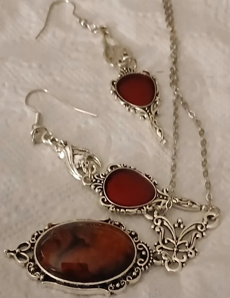 ViNTAGE necklace and earring set image indicator(4)