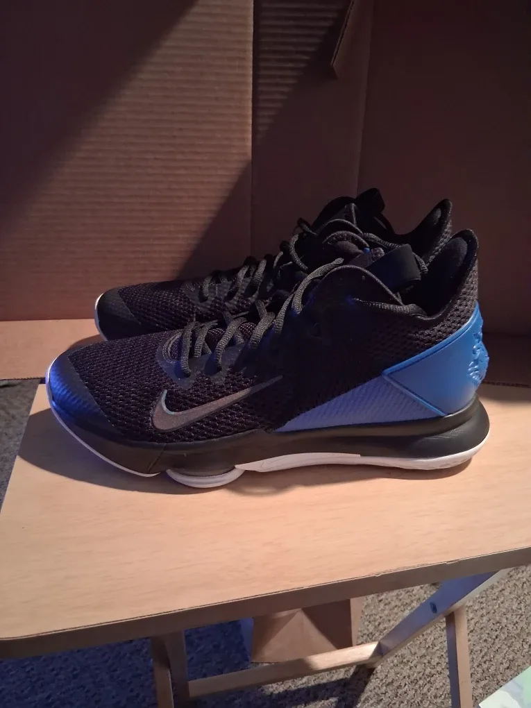 Nike LeBron Witness 7 Basketball Shoes image indicator(3)