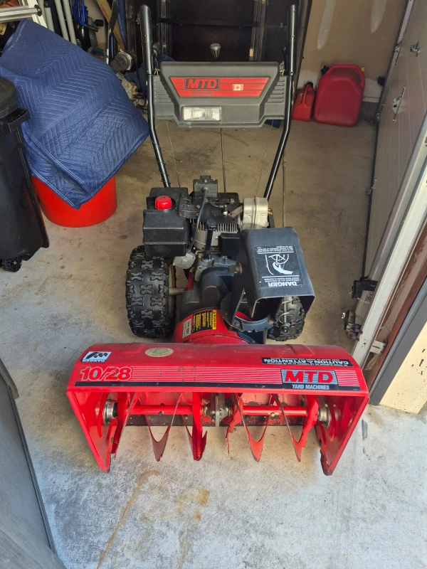 MTD 10/28 Yard Machines Snowblower - photo 3