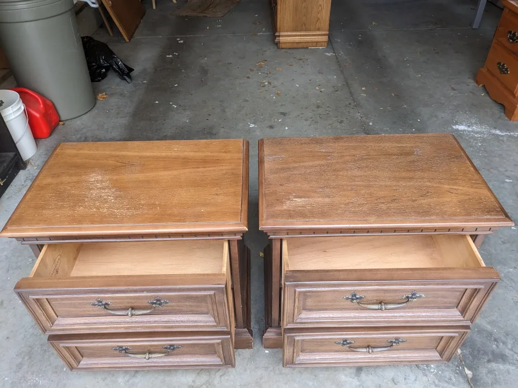 Kroehler Pair of Nightstands in Solid Wood image indicator(5)
