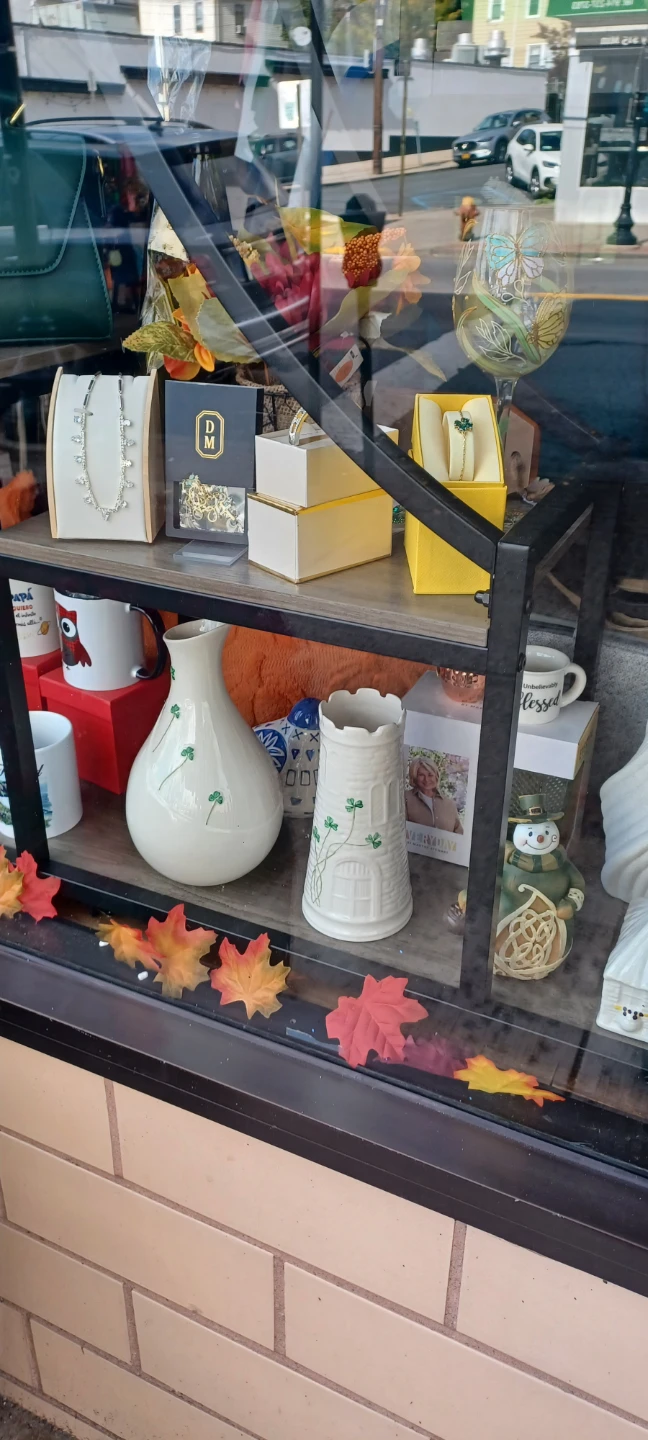 Belleek Vase with Shamrock Design - photo 3
