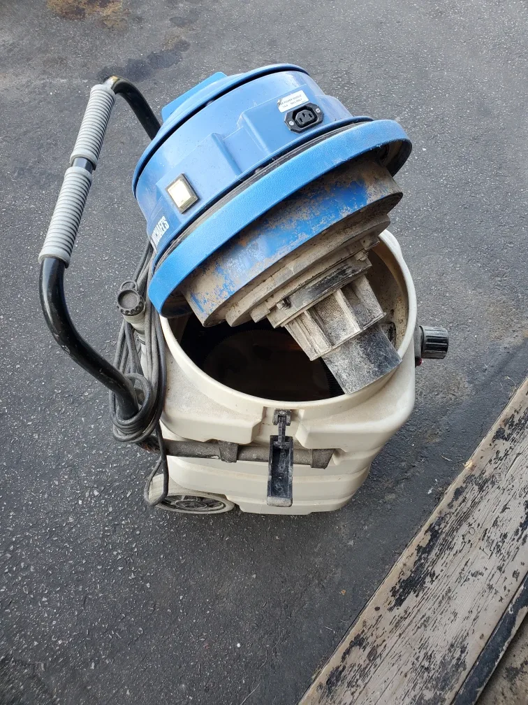 Michael's Wet/Dry Vacuum #cleanout image indicator(4)
