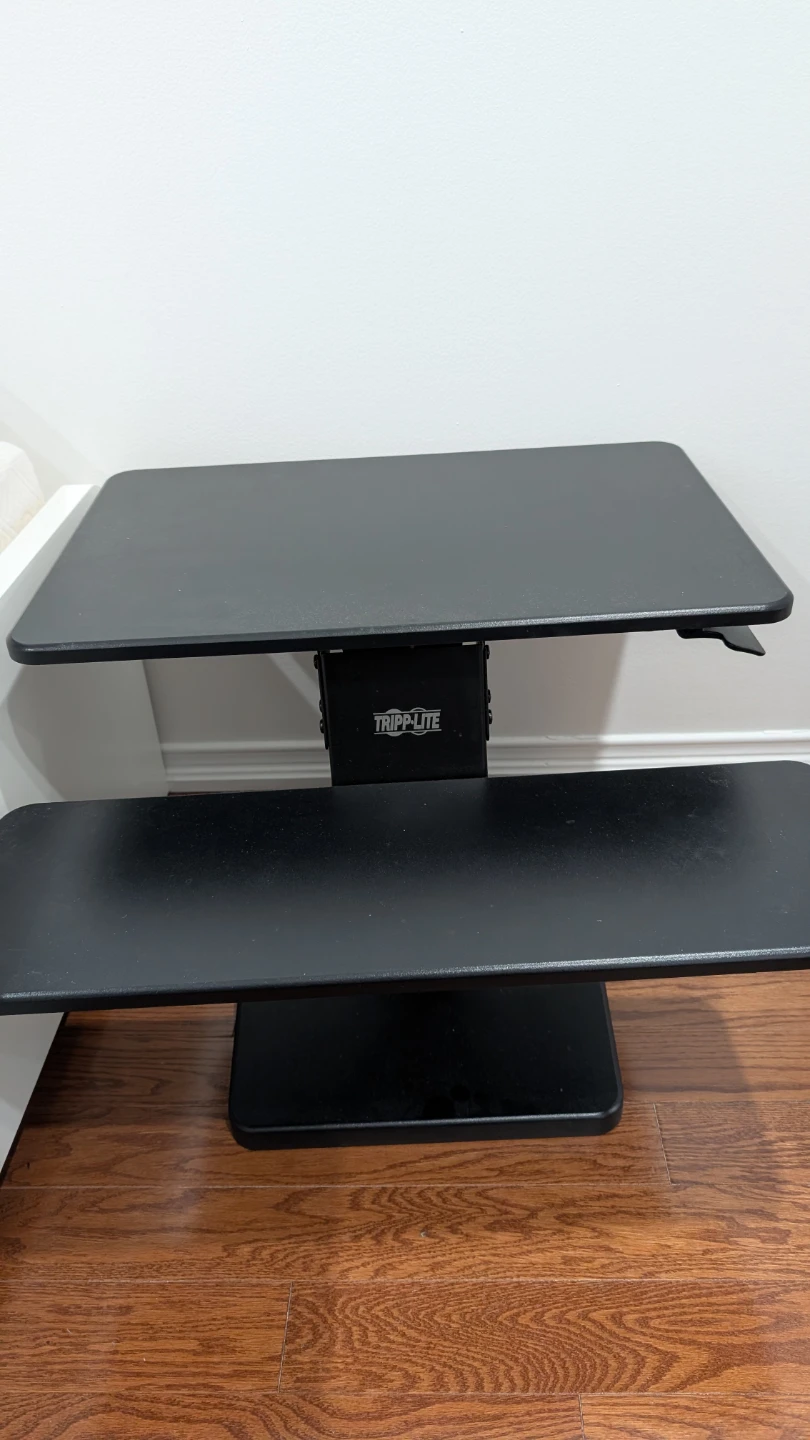 Adjustable standing desk converter