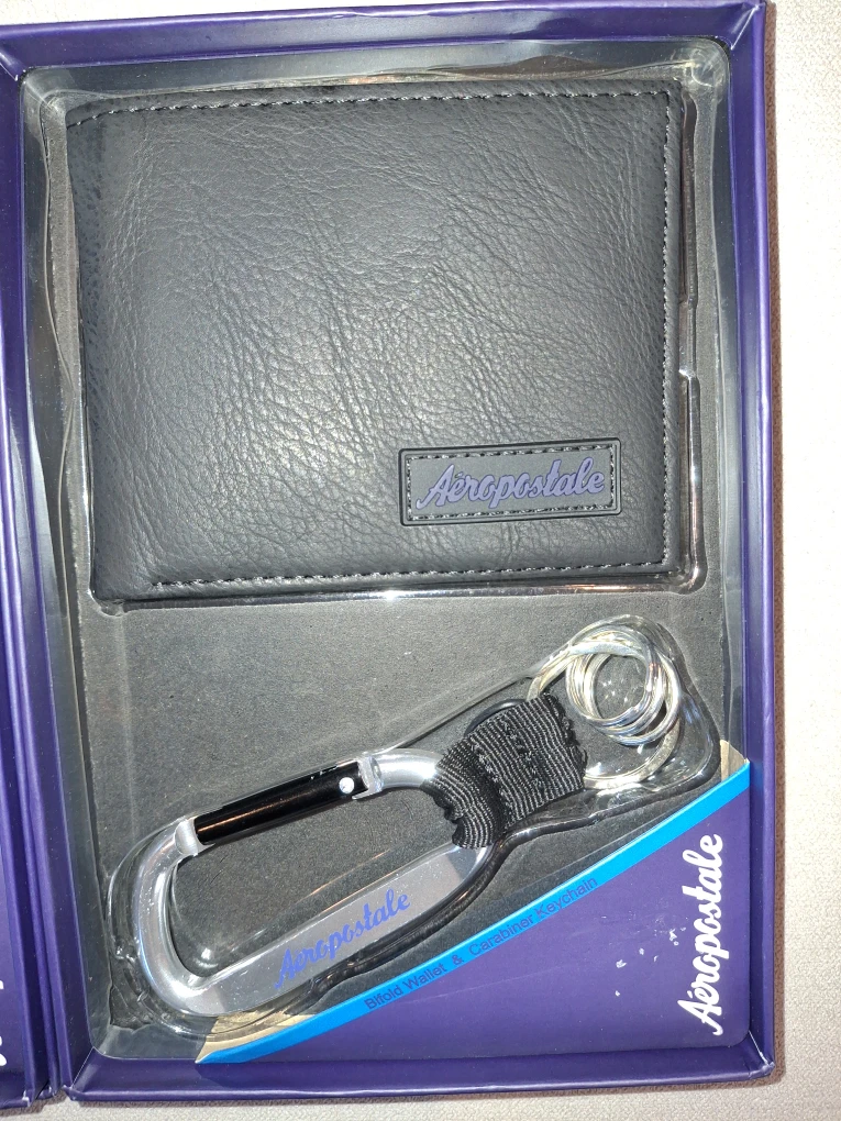 Aeropostale Bifold Wallet & Carabiner Keychain