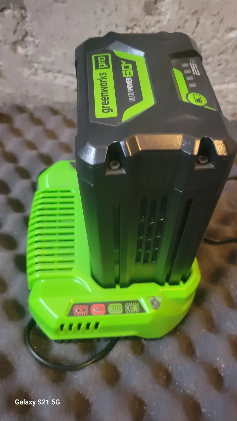 Greenworks Pro 60V 12" Snow Shovel with Battery image indicator(2)