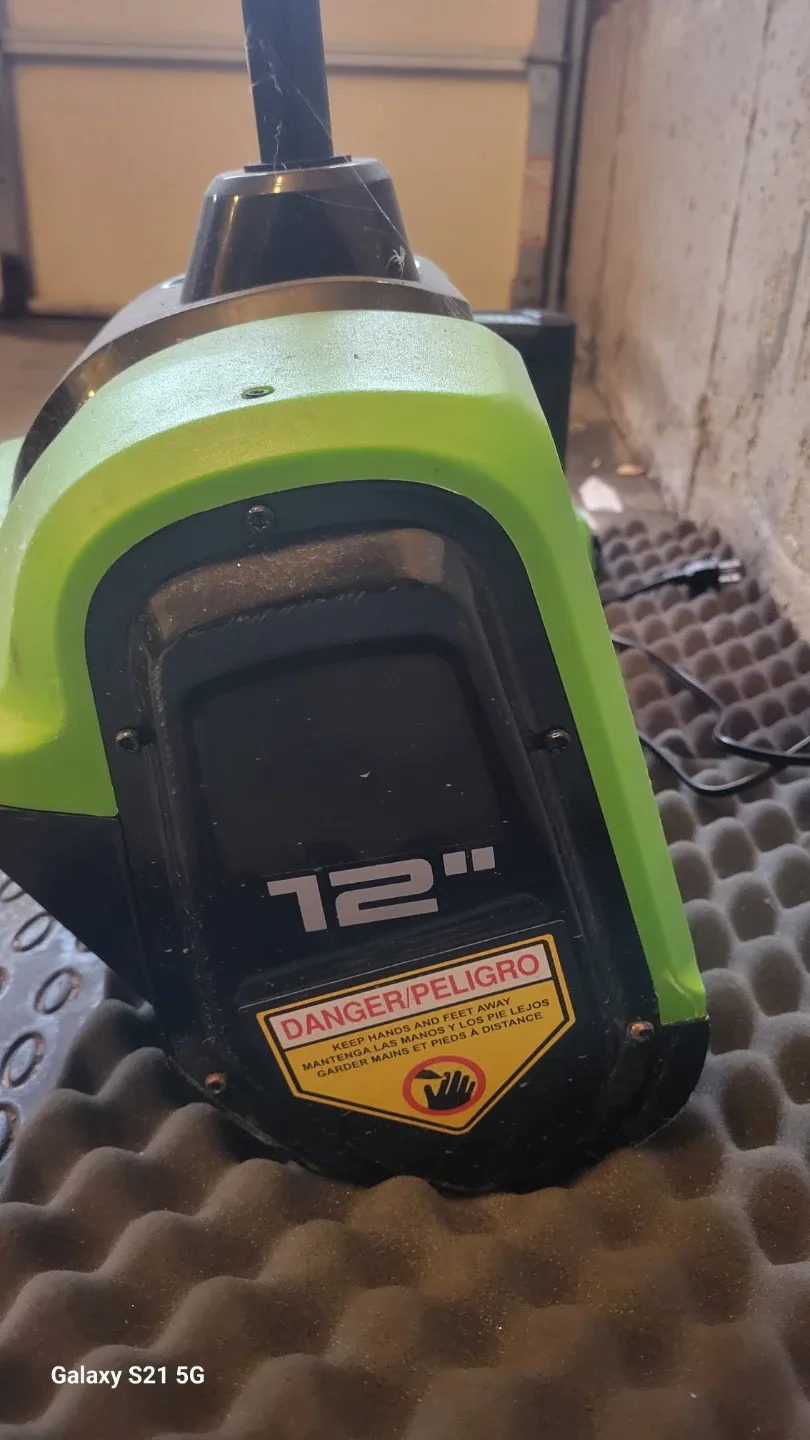 Greenworks Pro 60V 12" Snow Shovel with Battery image indicator(3)