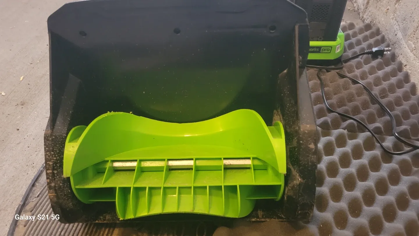 Greenworks Pro 60V 12" Snow Shovel with Battery image indicator(4)