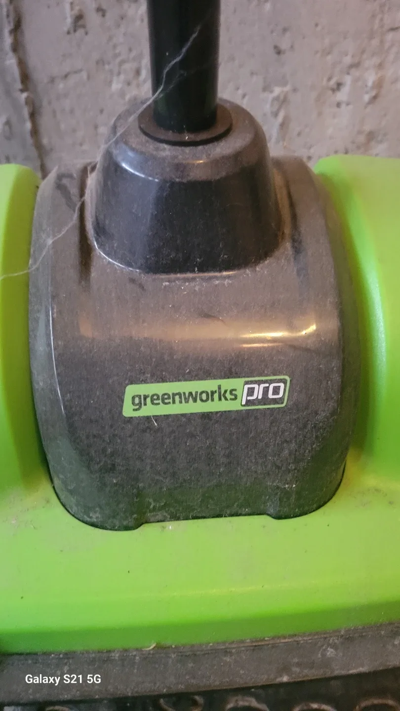 Greenworks Pro 60V 12" Snow Shovel with Battery image indicator(5)